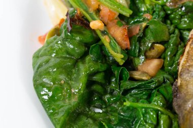 Sıcak ıspanak salatası ile pırasa.