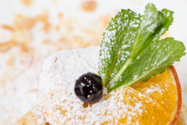 Lezzetli muhallebi pasta portakal ile.