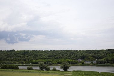 gölün yakınlarında kamp.