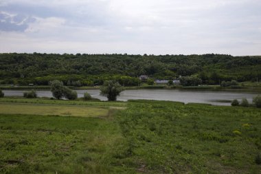 gölün yakınlarında kamp.