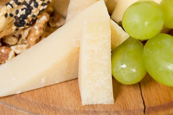 Prato de queijo close-up . — Fotografia de Stock