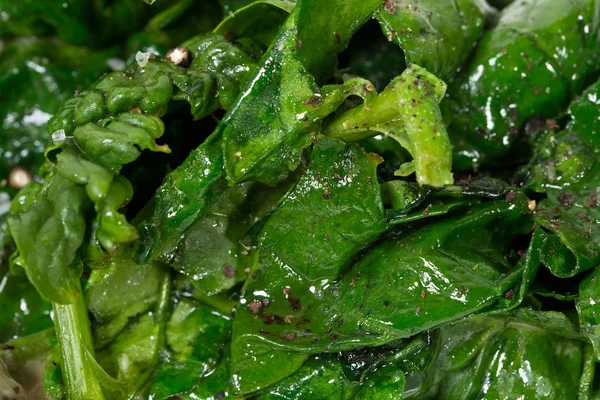 Garnitür olarak tuzlu ıspanak.