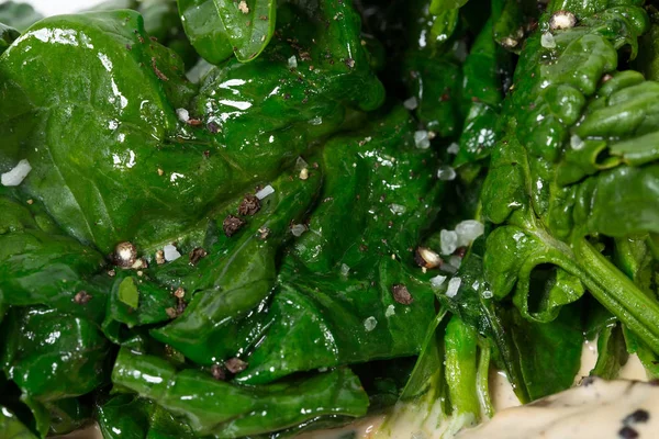 Garnitür olarak tuzlu ıspanak.