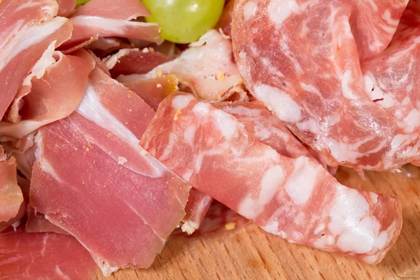 Змішані італійських сушені м'ясо Платтер. — стокове фото