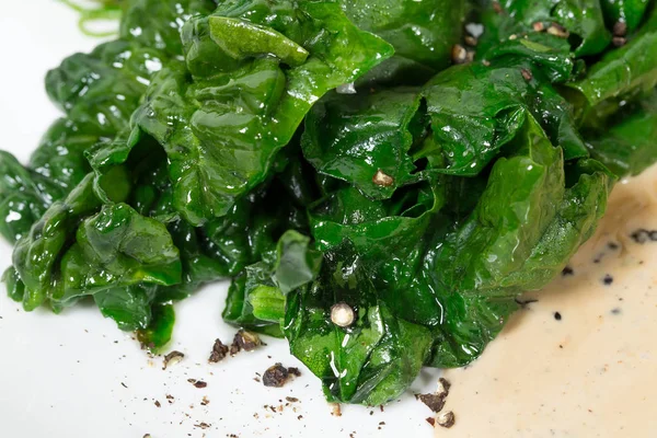 Garnitür olarak tuzlu ıspanak.