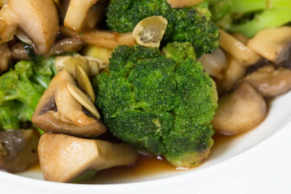 Warme mushroom salade met broccoli. — Stockfoto