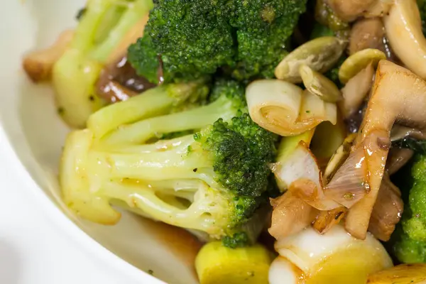 Brokoli ile sıcak mantar salatası. — Stok fotoğraf