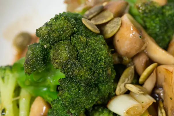 Brokoli ile sıcak mantar salatası.