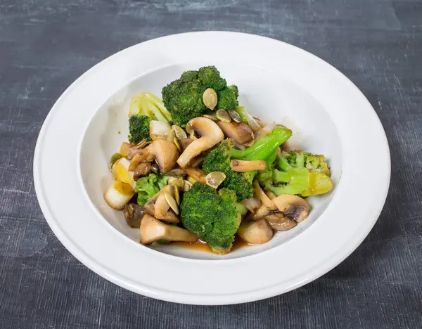 Warm mushroom salad with broccoli. — Stock Photo, Image