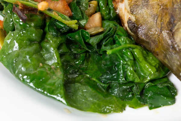 Sıcak ıspanak salatası ile pırasa.