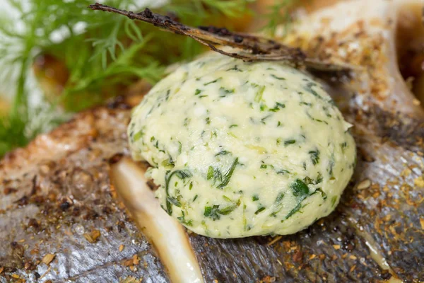 Mantequilla verde sobre dorado al horno . — Foto de Stock