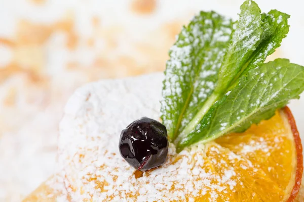 Leckerer Puddingkuchen mit Orange. — Stockfoto