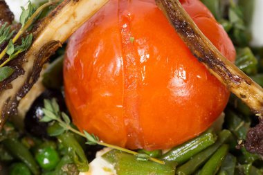 Domates ile ızgara sığır kaburga.