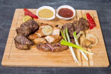 Karışık ızgara etler tabağı.