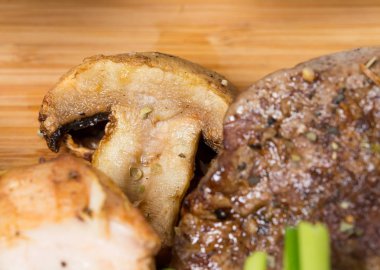 Karışık ızgara etler tabağı.