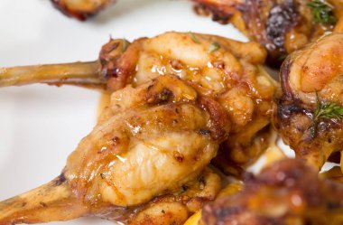 Erimiş peynirli tavuk budu.