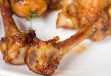 Erimiş peynirli tavuk budu.