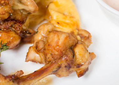 Erimiş peynirli tavuk budu.