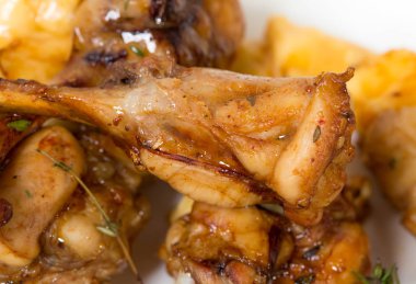 Erimiş peynirli tavuk budu.