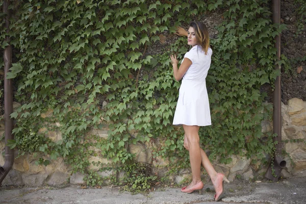 Girl and city. — Stock Photo, Image