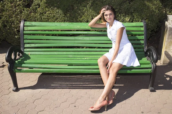 Chica y ciudad . — Foto de Stock