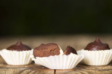 Bir fondan ile çikolata şekerleme kümesi.