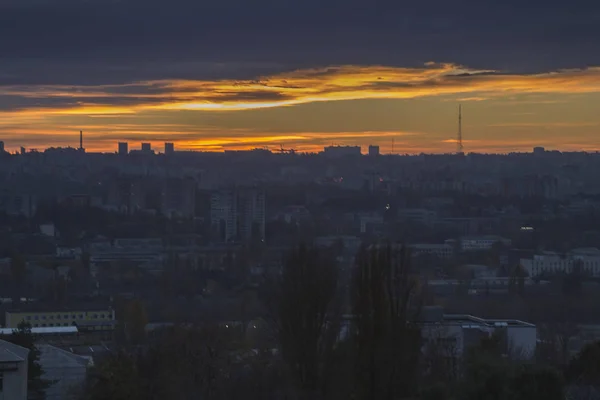 Zonsondergang in de stad. — Stockfoto