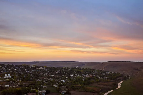 Hermosa pequeña ciudad en el valle cerca del río . — Foto de Stock