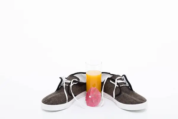 Juice and sneakers. — Stock Photo, Image