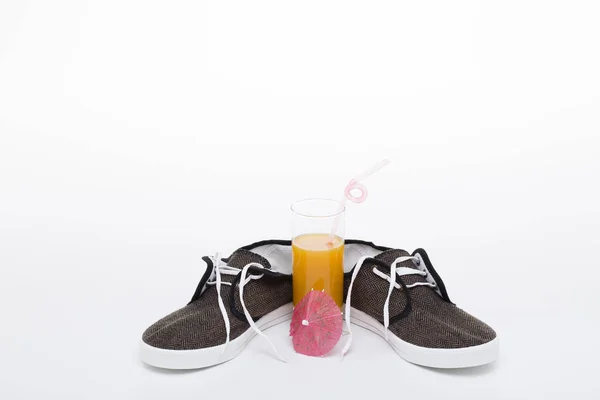 Juice and sneakers. — Stock Photo, Image