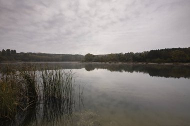 Göl üzerinde kara bulutlar.