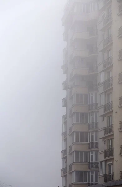 Туман в городе. — стоковое фото