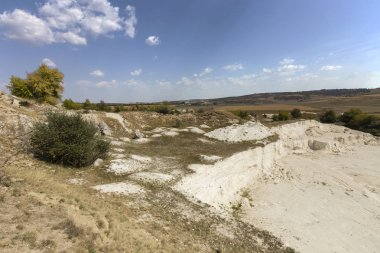 Terk edilmiş kireç çukur.