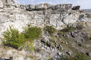 Terk edilmiş kireç çukur.