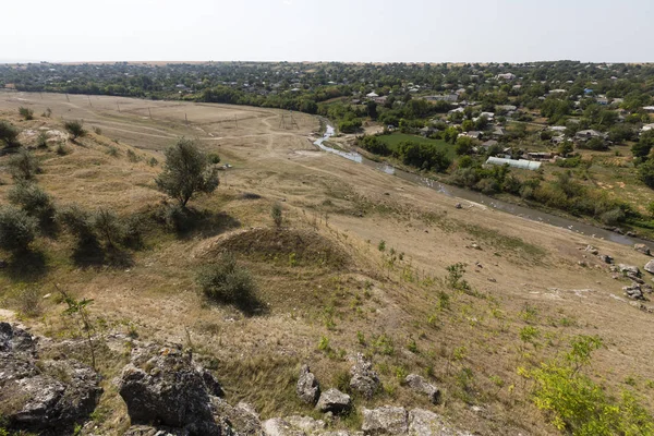 Nehir kenarında bir köy — Stok fotoğraf