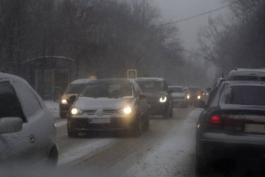 Noel'den önce şehirde kar yağışı.