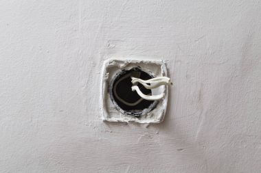 Bir elektrik soketi kutusu yükleme.