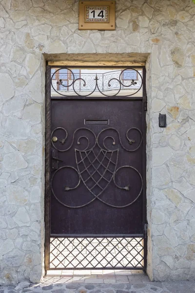 Beautiful metal door. — Stock Photo, Image