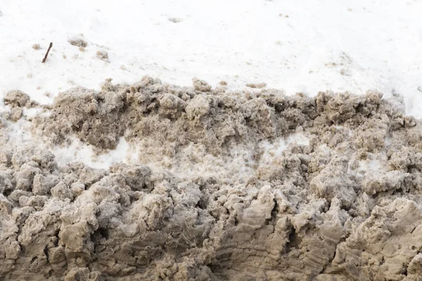 Nieve sucia en un camino . — Foto de Stock