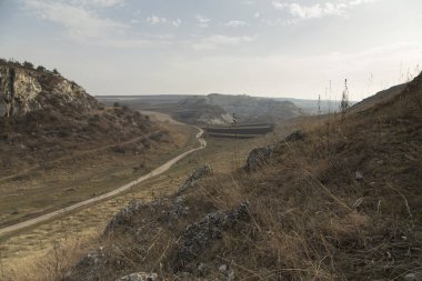Terk edilmiş bir taş ocağı ile göster.