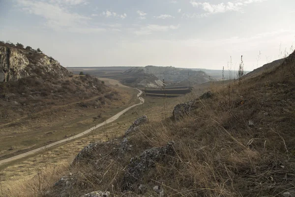 Terk edilmiş bir taş ocağı ile göster.