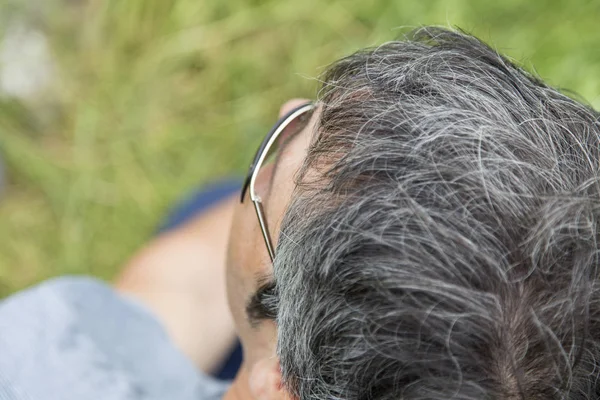 Vue de dessus sur les cheveux gris noirs . — Photo