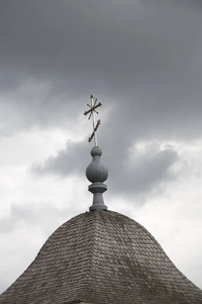 木造の礼拝堂のドームのシルバー クロス. — ストック写真