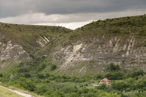 Dağ altında yalnız ev.