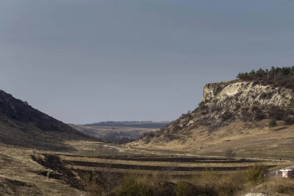 Blick auf ein Dorf im Tal. jenes Dorf zwischen zwei Hügeln. — Stockfoto