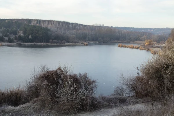 Herbstlandschaft am See. — Stockfoto