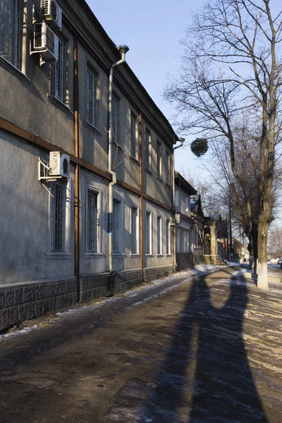 Winter street en schaduw. — Stockfoto