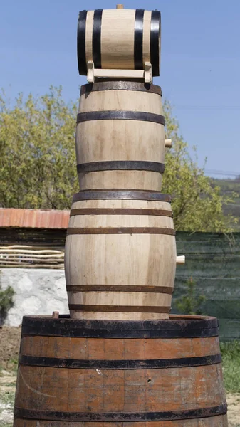 Ahşap büyük varil.