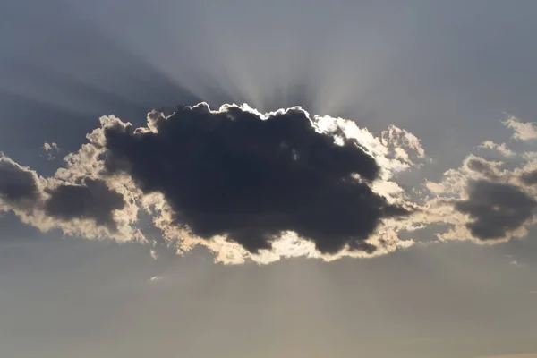 De zon achter de wolk. — Stockfoto