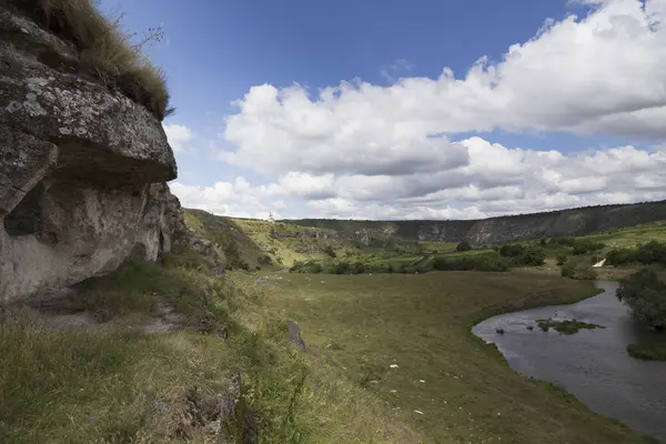 Útes se vznáší nad řekou. — Stock fotografie